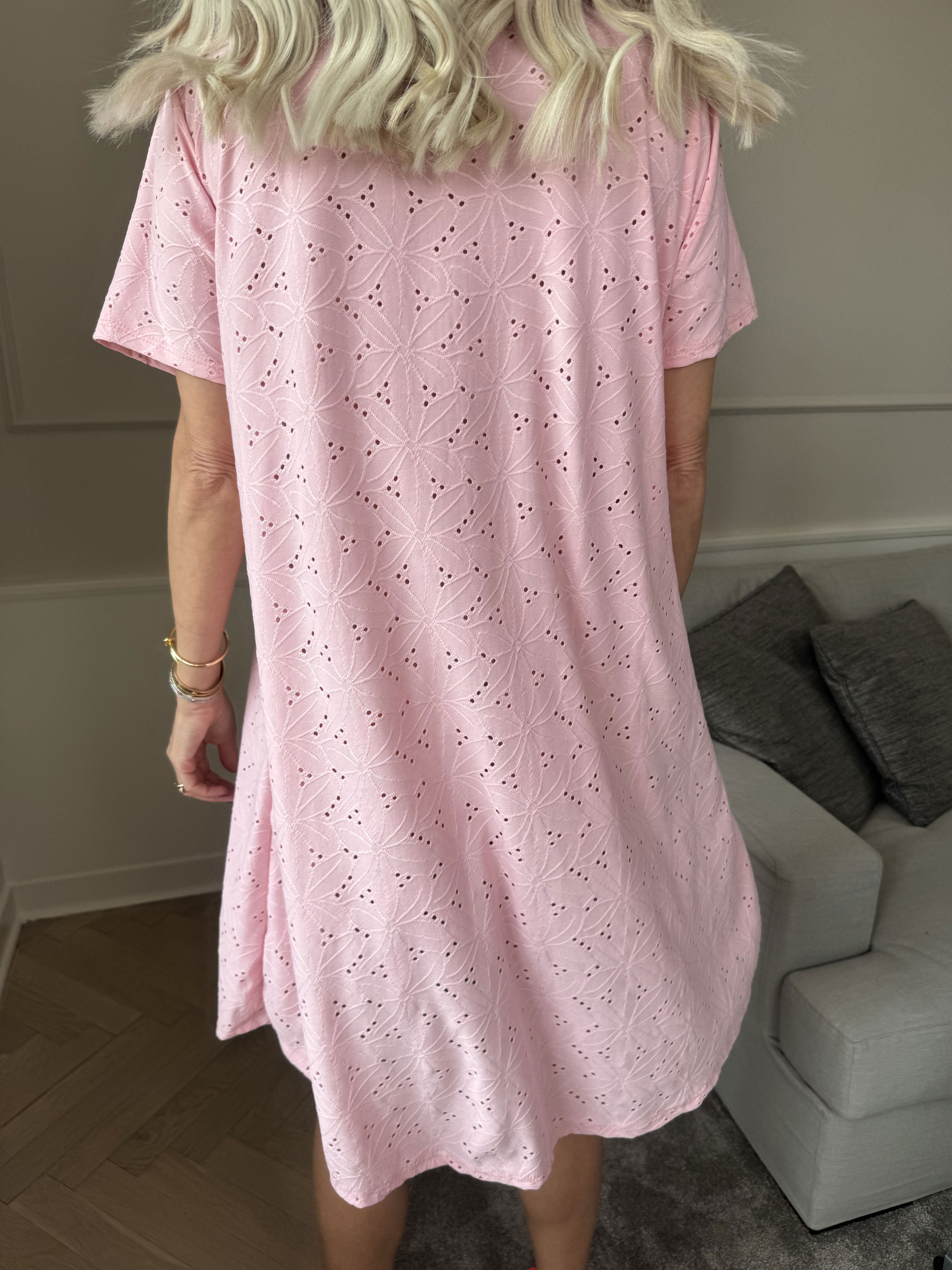 Liba - Blød elastisk kjole i broderie anglaise med lynlås